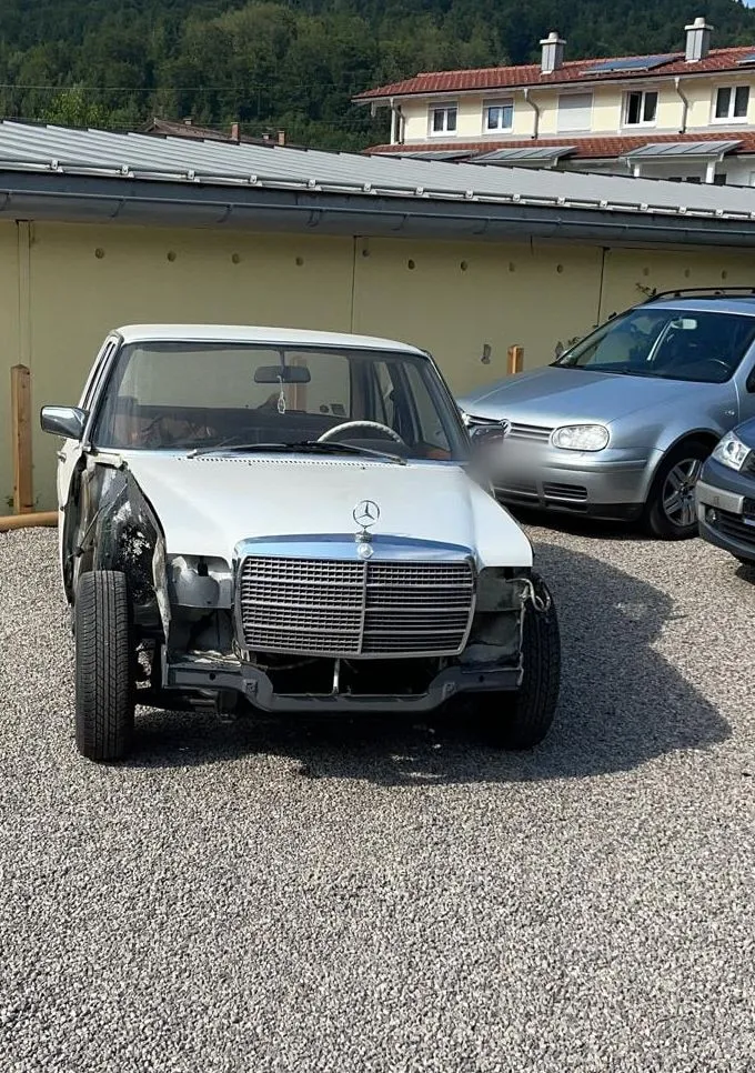 Weißer Mercedes /8 vor der Restaurierung: vorderer Kotflügel und Stoßstange abgebaut, Blech offen, auf dem Hof