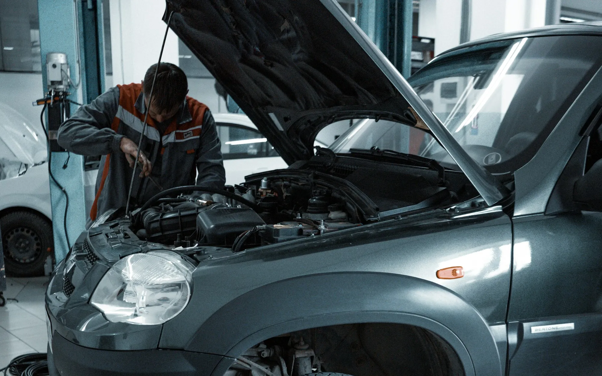 Fahrzeug mit offener Motorhaube in der Werkstatt